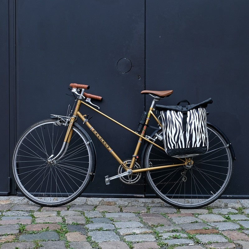 IKURI Kombi Fahrradtasche Rucksack Zebra – wasserdicht, 13–21 l, Klickfix, handgefertigt