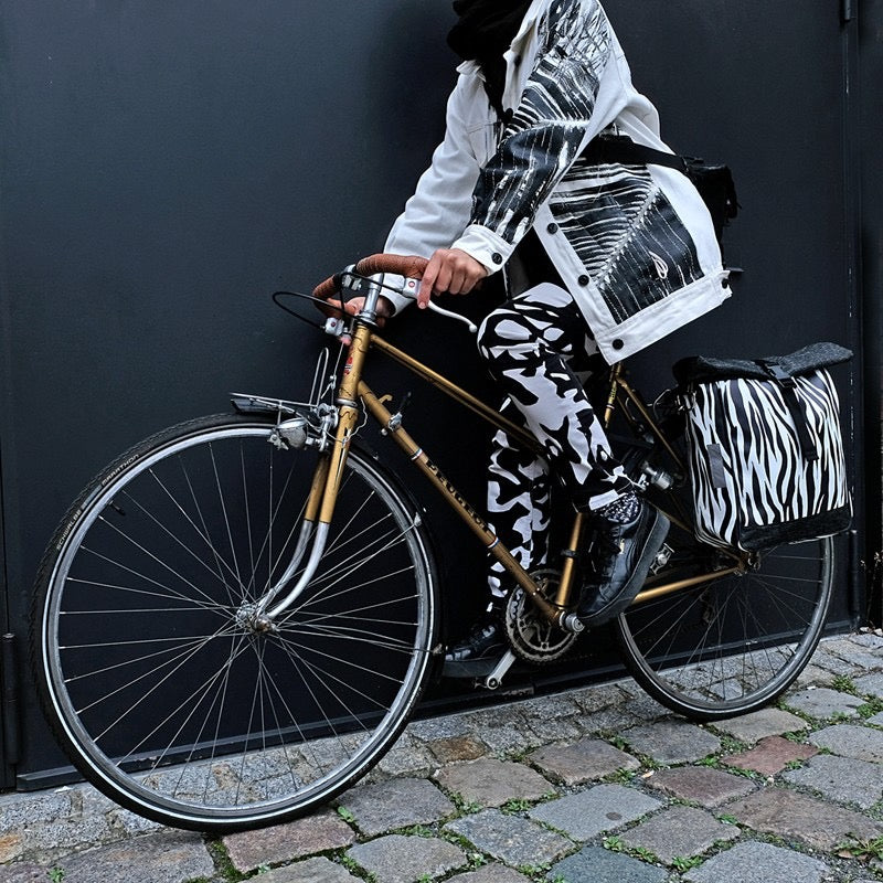 IKURI Fahrradtasche Zebra – einseitig, wasserdicht, 13–21 l, Klickfix, handgefertigt