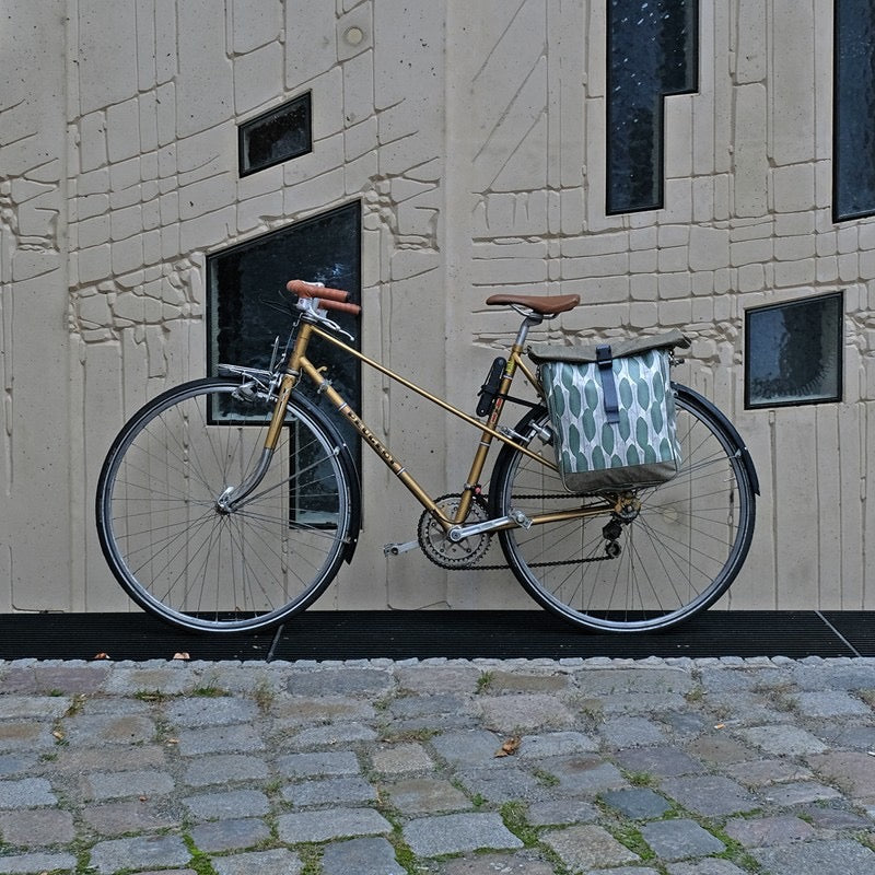 IKURI Fahrradtasche Banana Leafs – einseitig, wasserdicht, 13–21 l, Klickfix, handgefertigt
