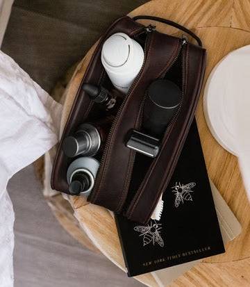 Kulturtasche ATLAS XL Chocolate unser großer Kulturbeutel aus Leder von PURE Leder-Studio München - HOLE-X