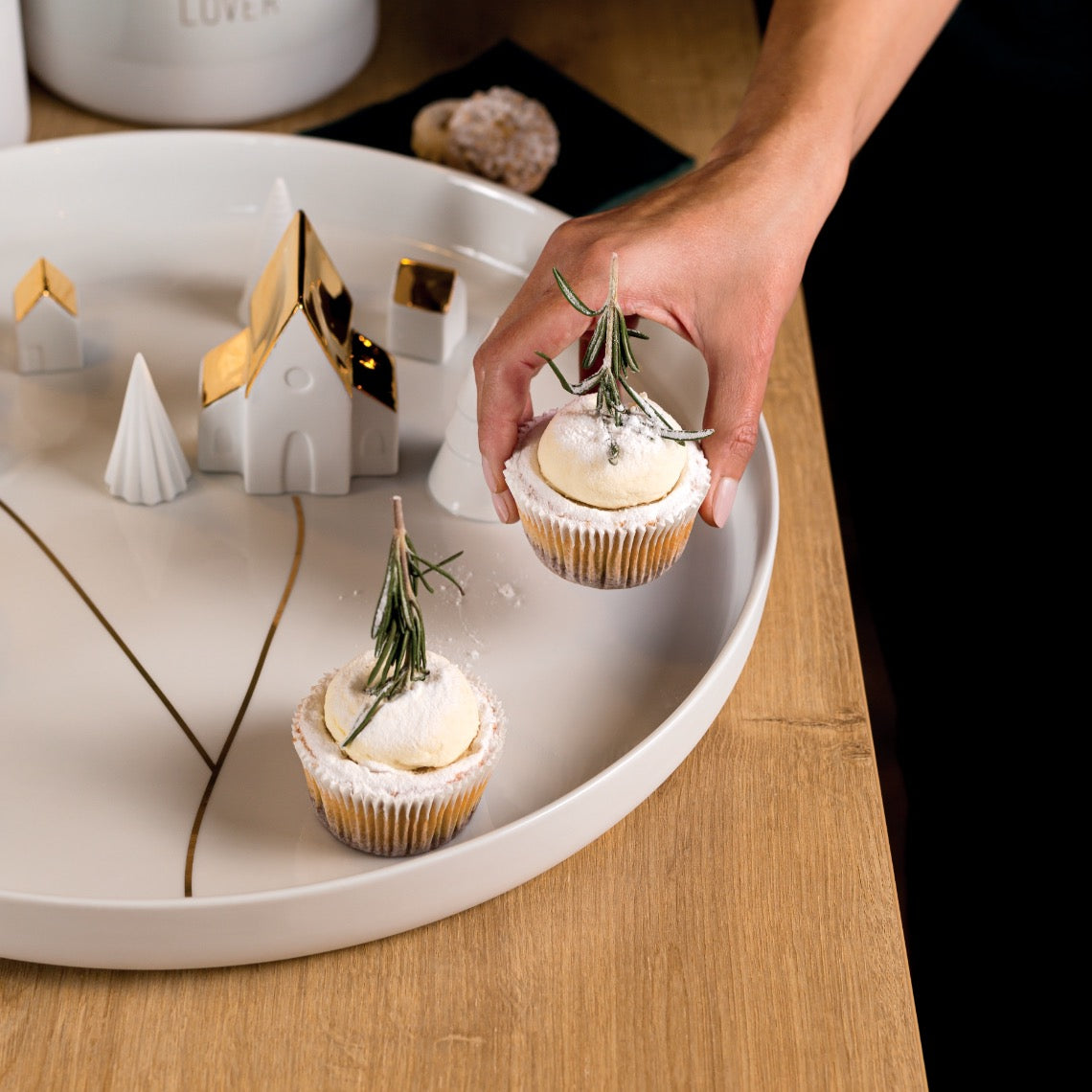 PORZELLANGESCHICHTEN. SCHALE "DÖRFCHEN"