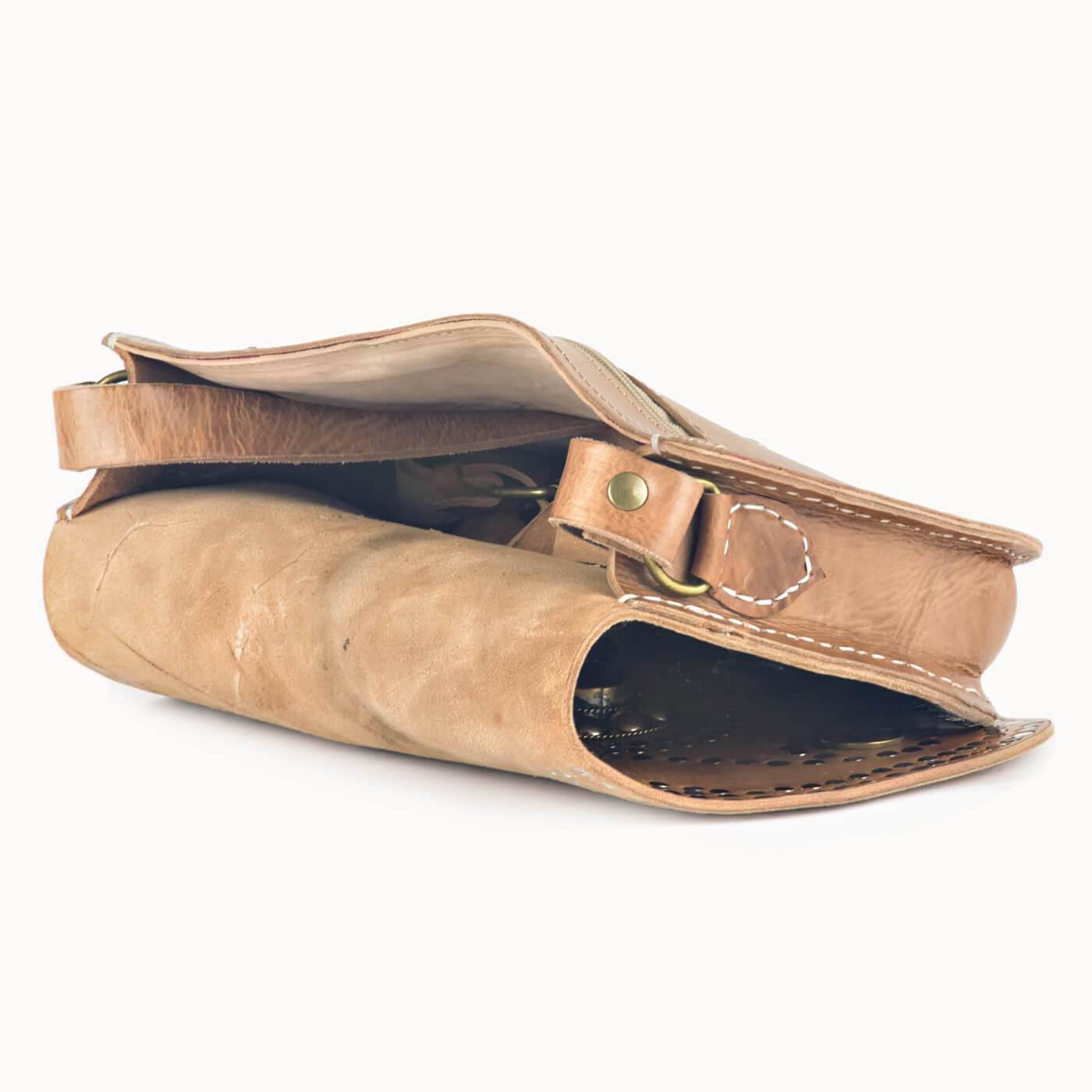 DOENYA Ledertasche 'Jade' aus starkem Sattelleder gefertigt - HOLE-X-WORLD