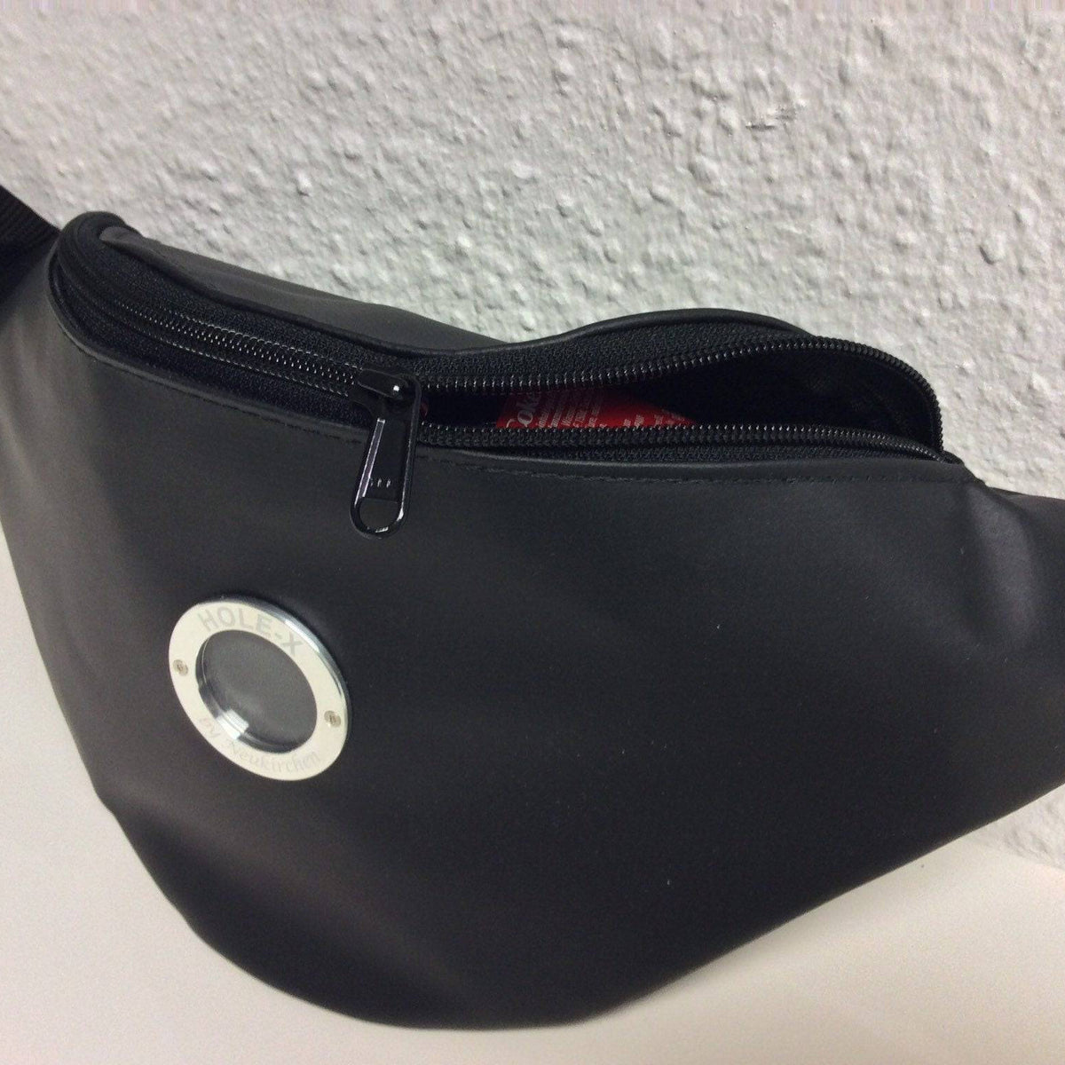 HOLE-X YANKEE – Die smarte, leuchtende Bauchtasche aus robuster LKW-Plane in schwarz! - HOLE-X-WORLD