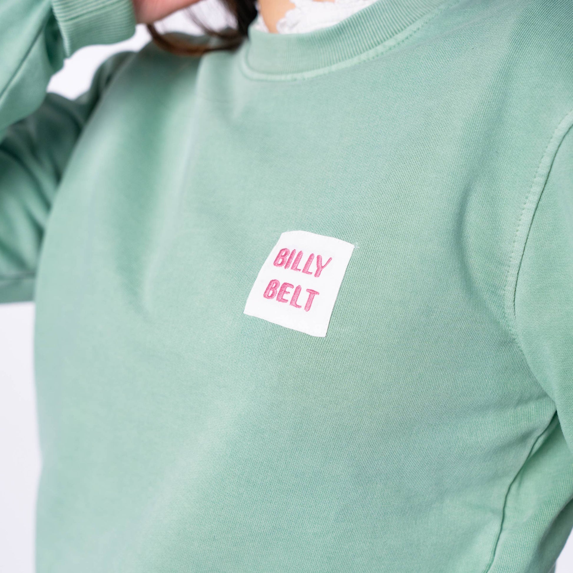 BILLYBELT Unisex-Sweatshirt Wassergrün –  Vorderasicht Detail Logo