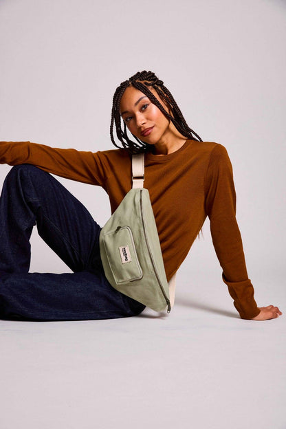 XL Bauchtasche Sofia von Hindbag in Tonerdegrün – 8L, GOTS Bio-Baumwolle, 2 Reißverschlusstaschen, verstellbarer Gurt 56–105 cm