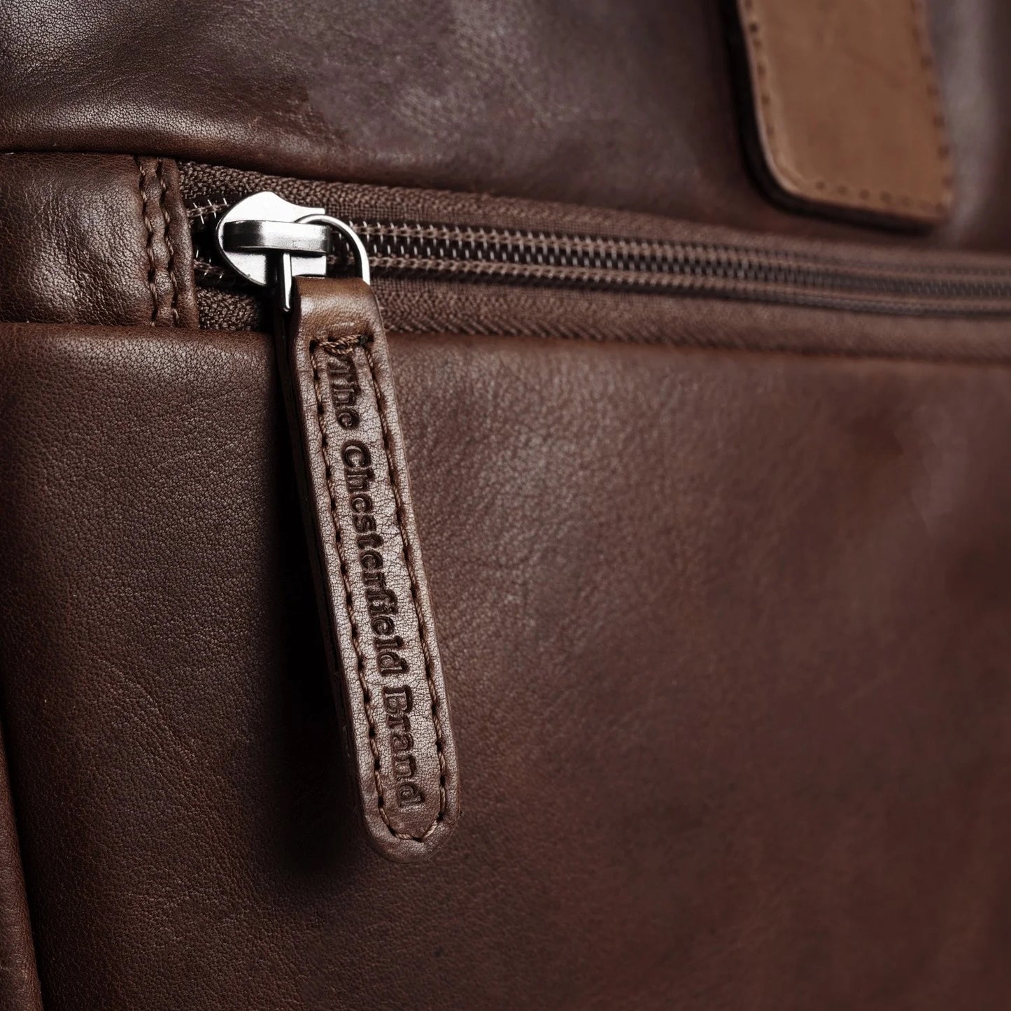 Laptoptasche Seth Braun – Detailaufnahme Reißverschluss mit Leder-Zipper | The Chesterfield Brand