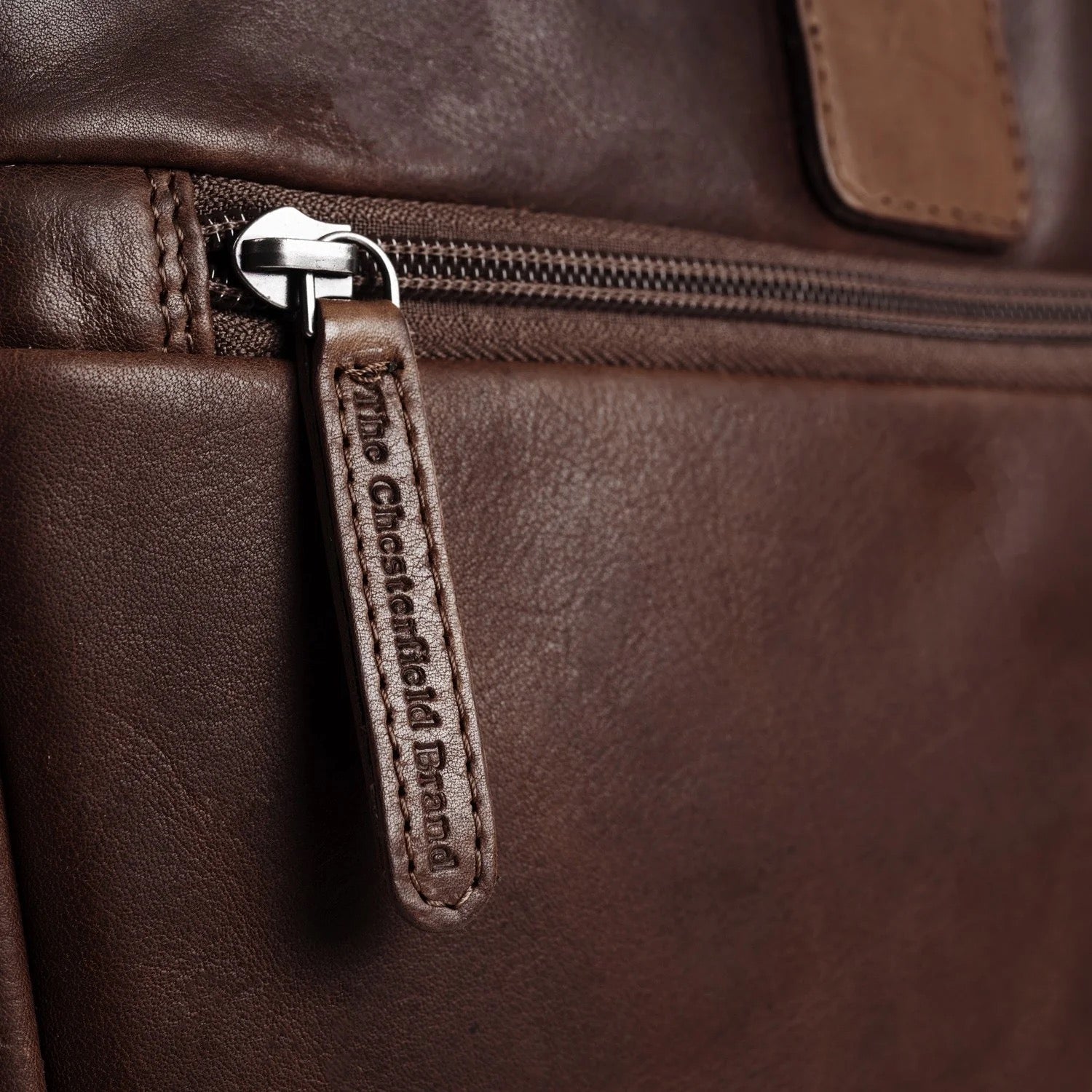 Laptoptasche Seth Braun – Detailaufnahme Reißverschluss mit Leder-Zipper | The Chesterfield Brand