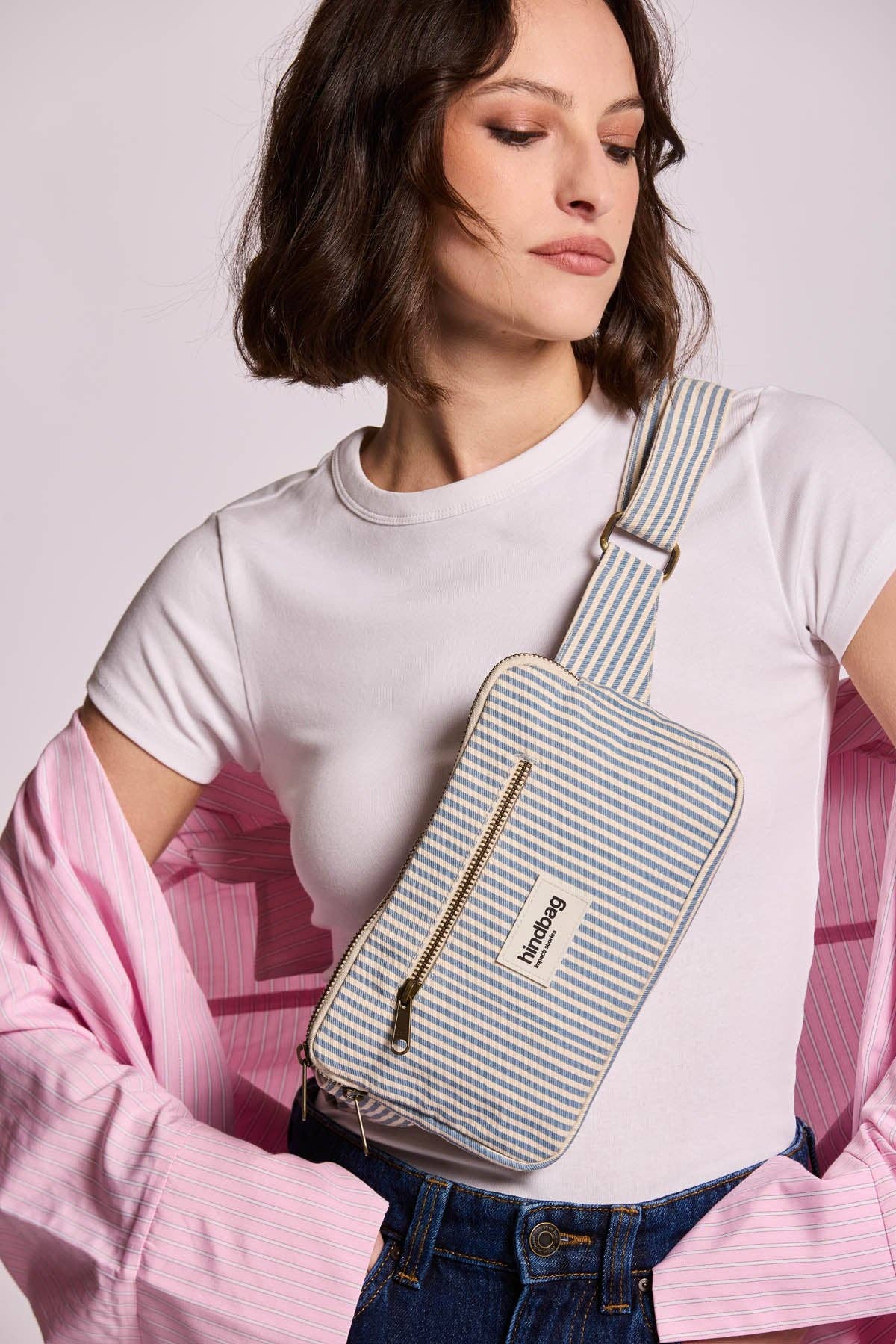 Gürteltasche Harry von Hindbag in blau-grauen Streifen – GOTS Bio-Baumwolle, 2 Reißverschlusstaschen, verstellbarer Gurt 73–115 cm