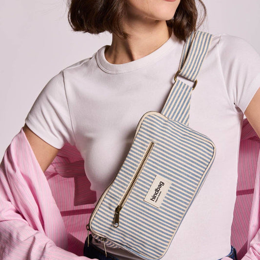 Gürteltasche Harry von Hindbag in blau-grauen Streifen – GOTS Bio-Baumwolle, 2 Reißverschlusstaschen, verstellbarer Gurt 73–115 cm