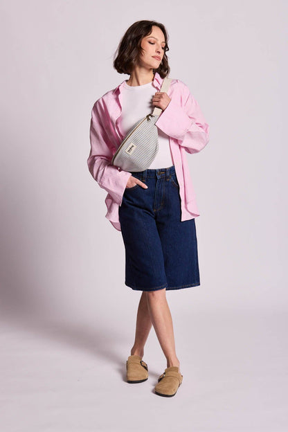 Bauchtasche Olivia von Hindbag in blau-grauen Streifen – GOTS Bio-Baumwolle, Doppelreißverschluss, verstellbarer Gurt 56–105 cm