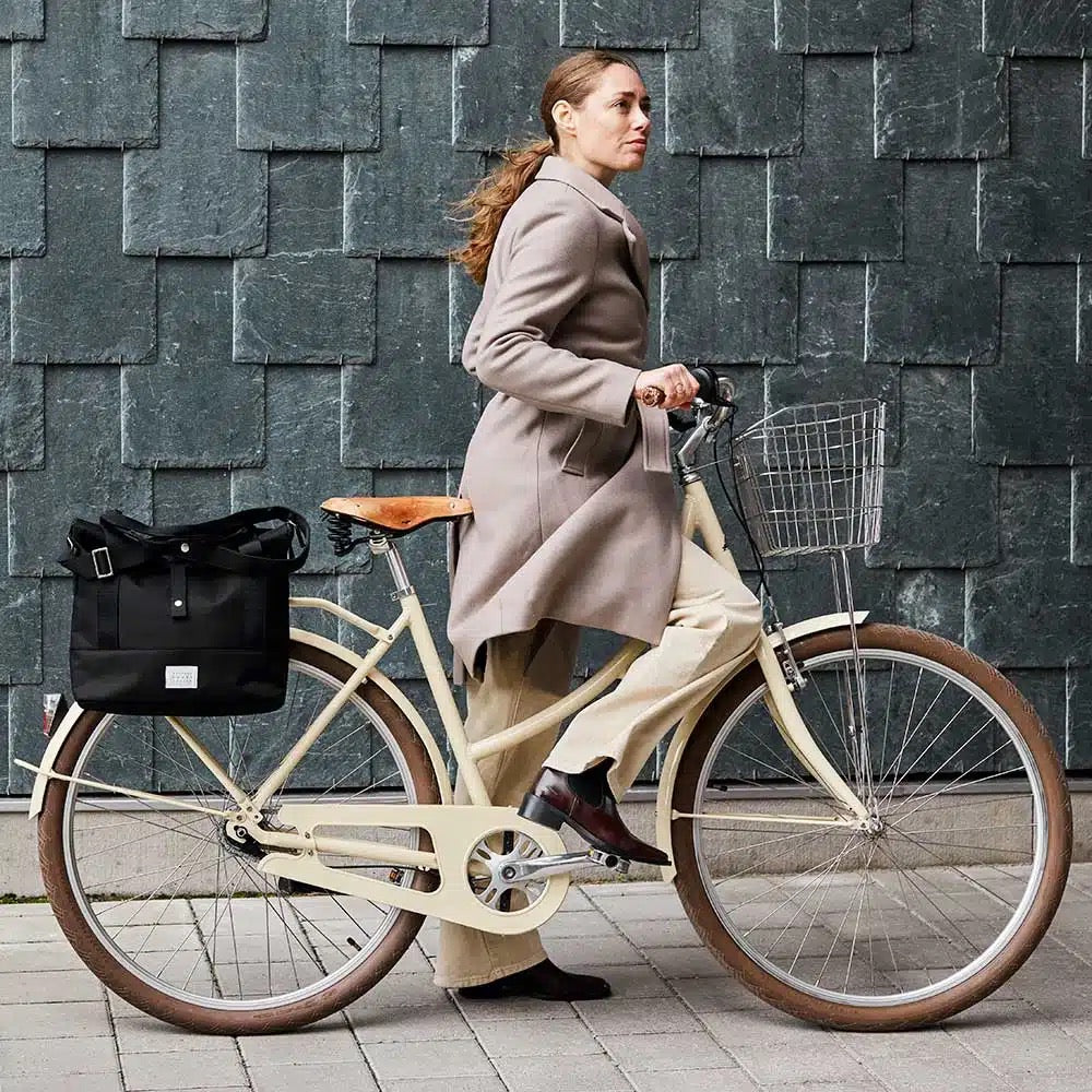 Weathergoods Sweden City Bike Satchel schwarz –am Gepäckträger montiert bereit zum Start - HOLE-X