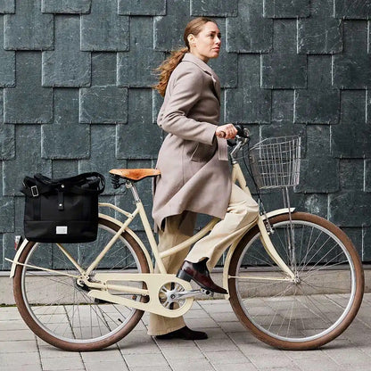 Weathergoods Sweden City Bike Satchel schwarz –am Gepäckträger montiert bereit zum Start - HOLE-X