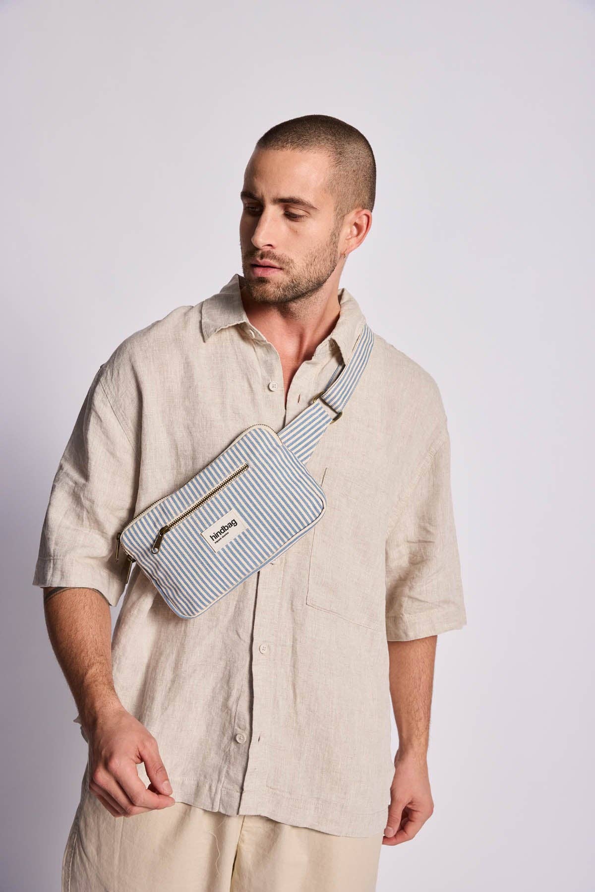 Gürteltasche Harry von Hindbag in blau-grauen Streifen – GOTS Bio-Baumwolle, 2 Reißverschlusstaschen, verstellbarer Gurt 73–115 cm