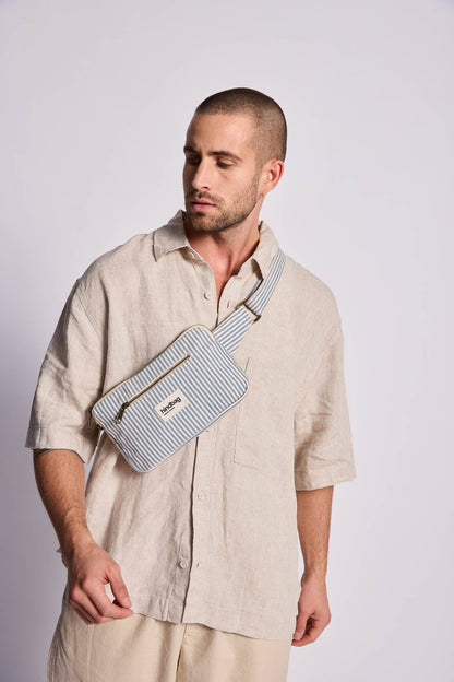 Gürteltasche Harry von Hindbag in blau-grauen Streifen – GOTS Bio-Baumwolle, 2 Reißverschlusstaschen, verstellbarer Gurt 73–115 cm