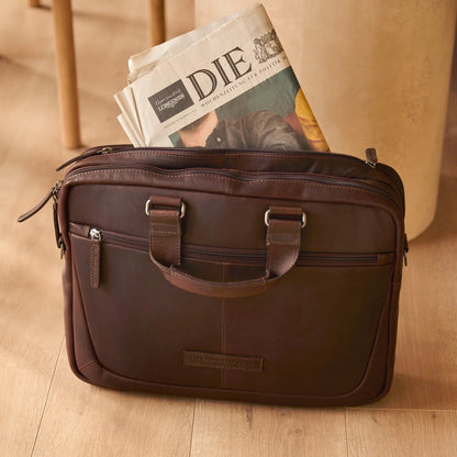 Laptoptasche Seth Braun – Tasche mit eingesteckter Zeitung | The Chesterfield Brand