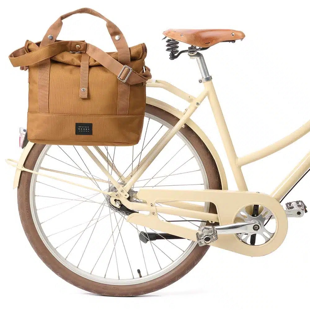 Weathergoods Sweden City Bike Satchel braun –am Gepäckträger montiert bereit zum Start - HOLE-X