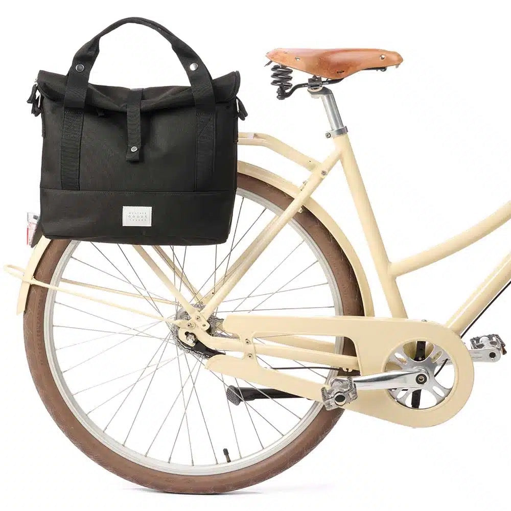 Weathergoods Sweden City Bike Satchel schwarz –am Gepäckträger montiert bereit zum Start - HOLE-X