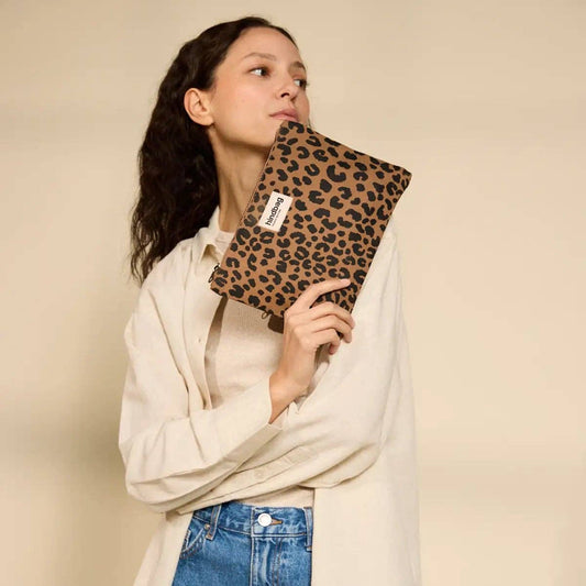 Ema Beutel von Hindbag im Leoparden-Print Zimt – Reißverschlusstäschchen aus GOTS Bio-Baumwolle, handgefertigtes Innenfutter