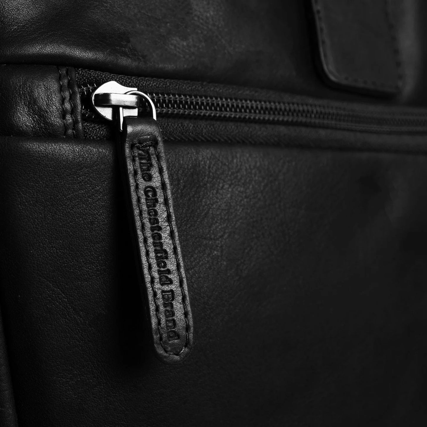 Laptoptasche Seth Schwarz – Detailaufnahme Reißverschluss mit Leder-Zipper | The Chesterfield Brand