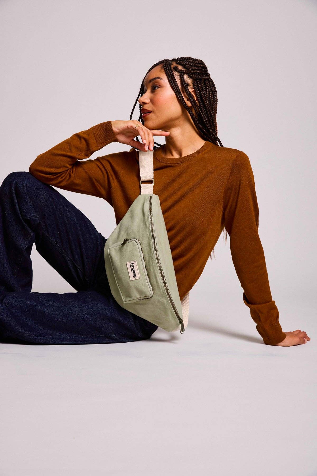 XL Bauchtasche Sofia von Hindbag in Tonerdegrün – 8L, GOTS Bio-Baumwolle, 2 Reißverschlusstaschen, verstellbarer Gurt 56–105 cm