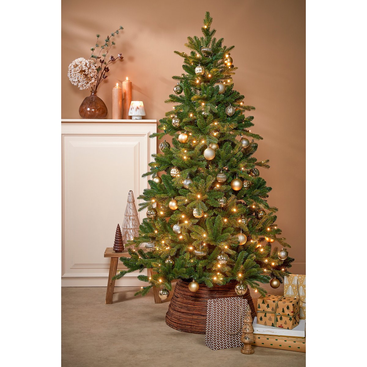 Brampton Künstlicher Weihnachtsbaum Slim mit LED-Beleuchtung – H155 x Ø102 cm – Grün - HOLE-X-WORLD