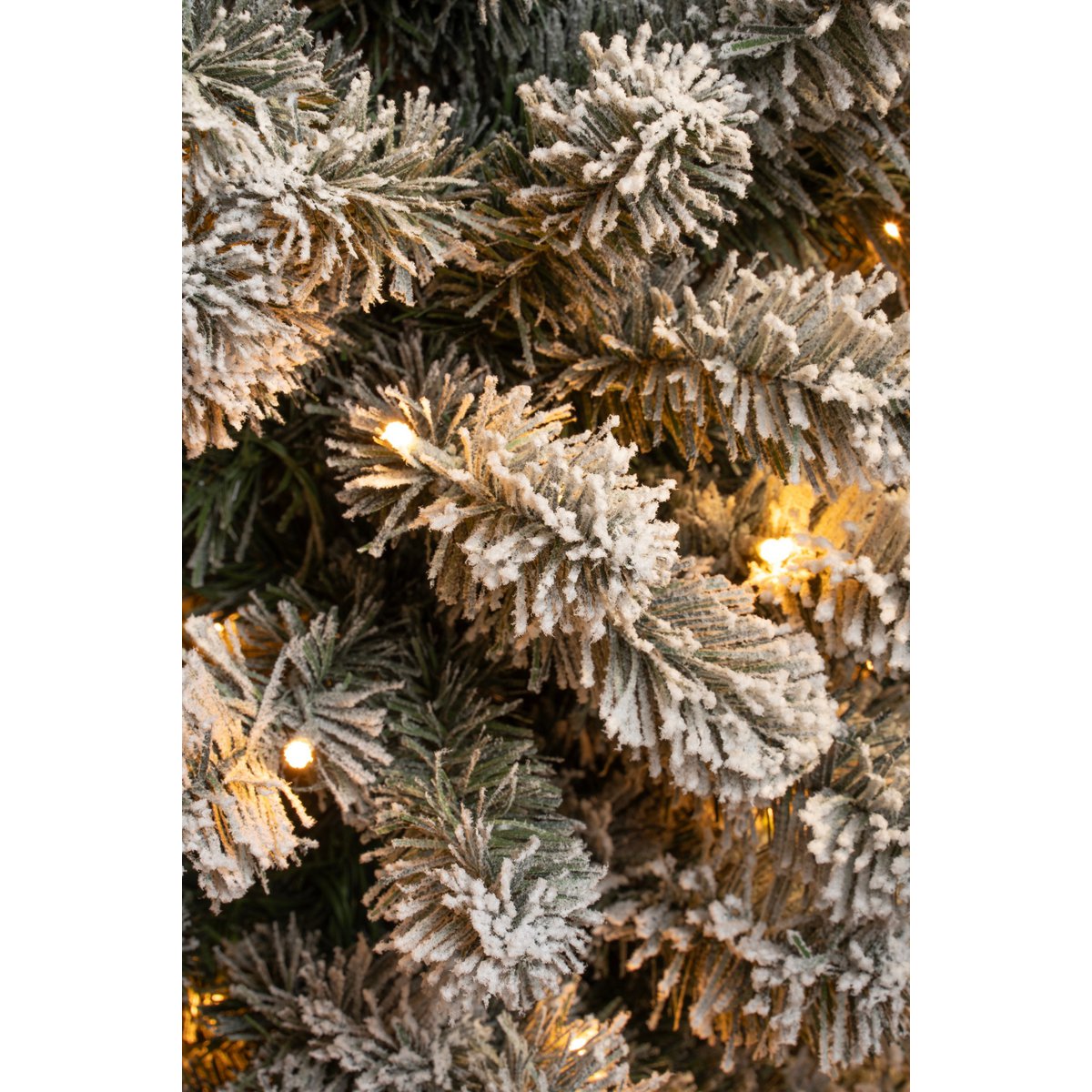 Schmaler künstlicher Weihnachtsbaum von Charlton mit warmweißer LED-Beleuchtung – H230 x Ø58 cm – Grün gefrostet - HOLE-X-WORLD