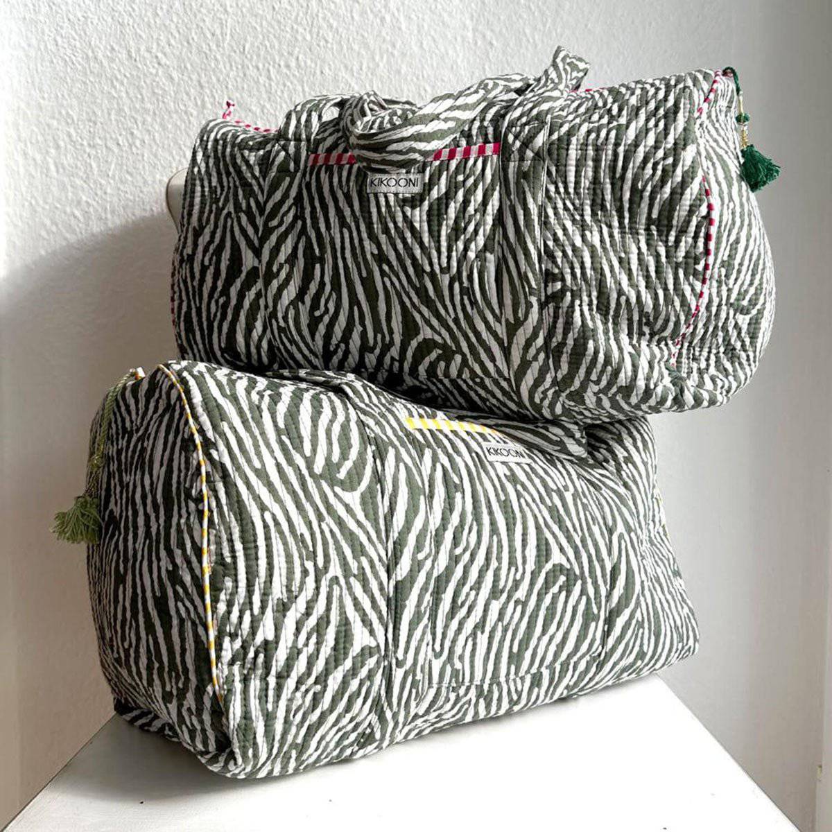 Handgemachte große Baumwolltasche "DESERT ZEBRA" deine einzigartige Sporttasche, Strandtasche, Wochenendtasche aus handbedruckter Baumwolle. - HOLE-X-WORLD