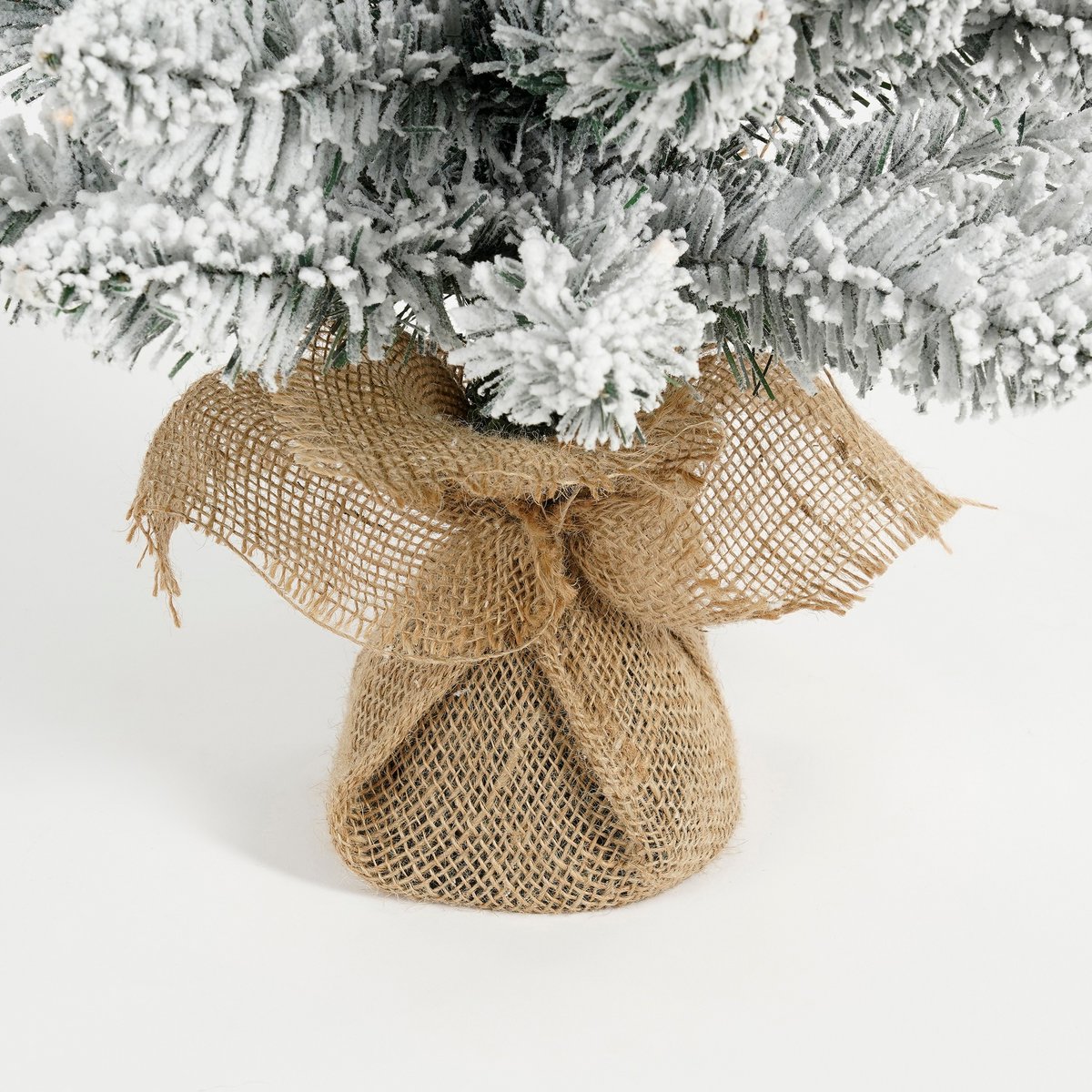 Gerlos Schmaler künstlicher Weihnachtsbaum aus Jute mit warmweißer LED-Beleuchtung – H75 x Ø36 cm – Grün gefrostet - HOLE-X-WORLD