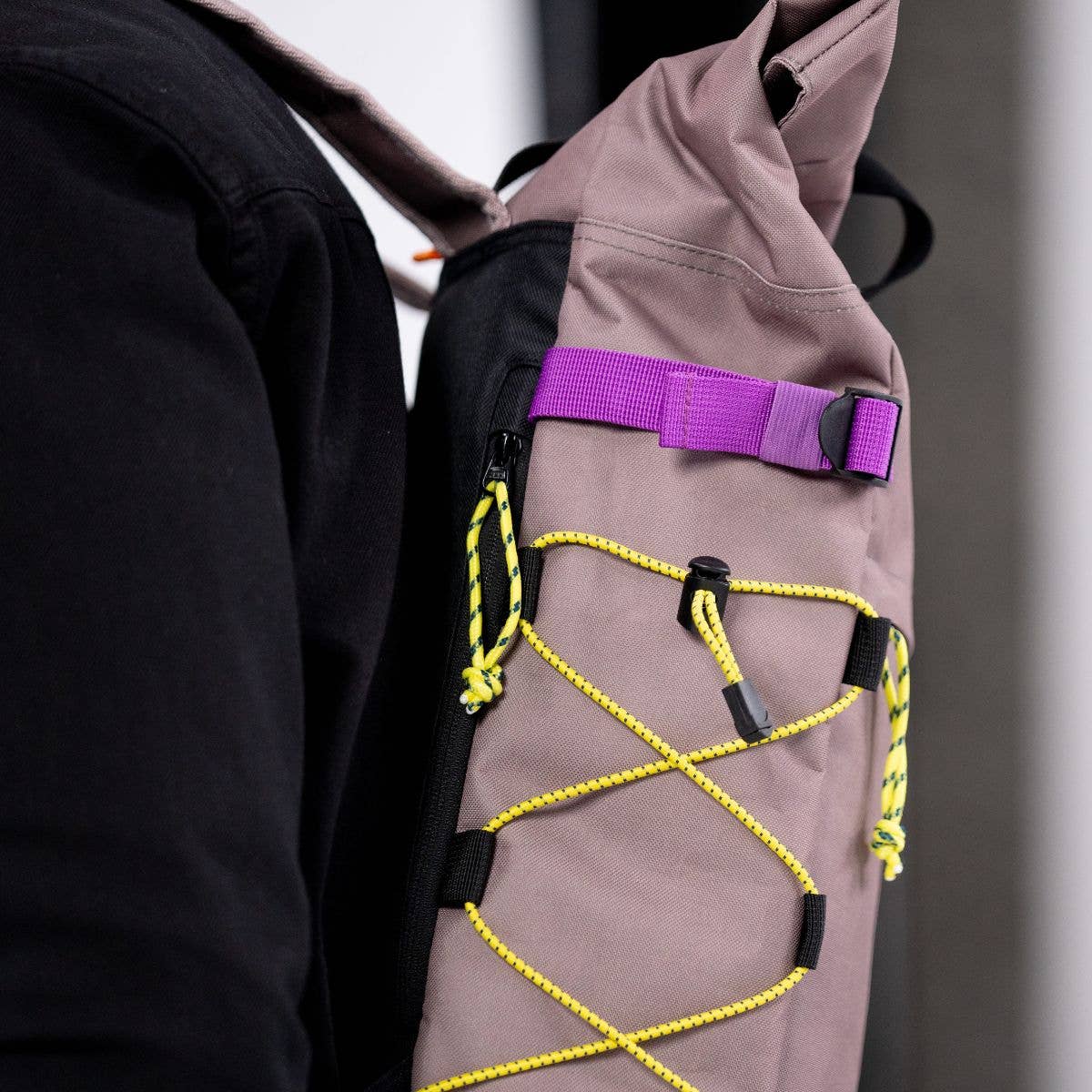 Roll-Top Rucksack aus 100% recyceltem Polyester - Taupe