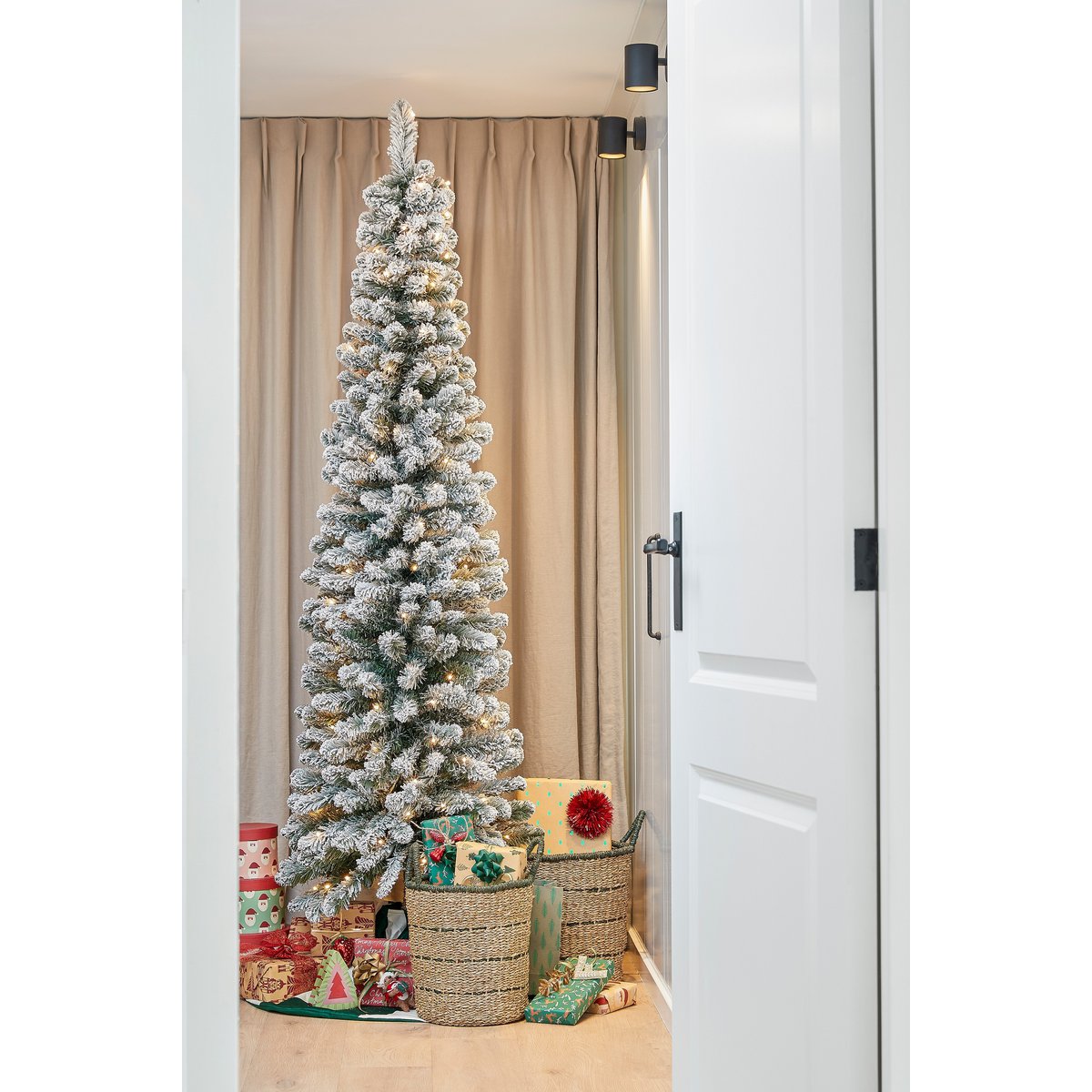 Schmaler künstlicher Weihnachtsbaum von Charlton mit warmweißer LED-Beleuchtung – H155 x Ø48 cm – Grün gefrostet - HOLE-X-WORLD