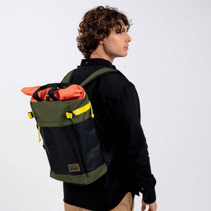 Roll-Top Rucksack aus 100% recyceltem Polyester - Khaki und Orange