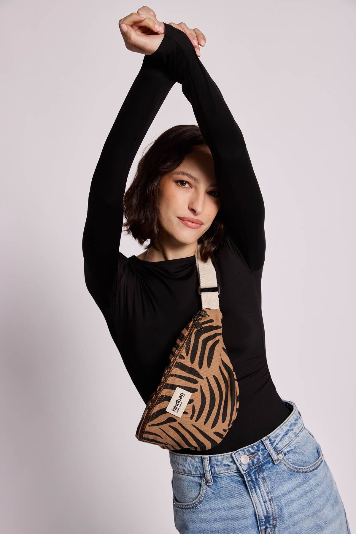 Bauchtasche Olivia von Hindbag im Zimt-Zebra-Print – GOTS Bio-Baumwolle, Doppelreißverschluss, verstellbarer Gurt 56–105 cm