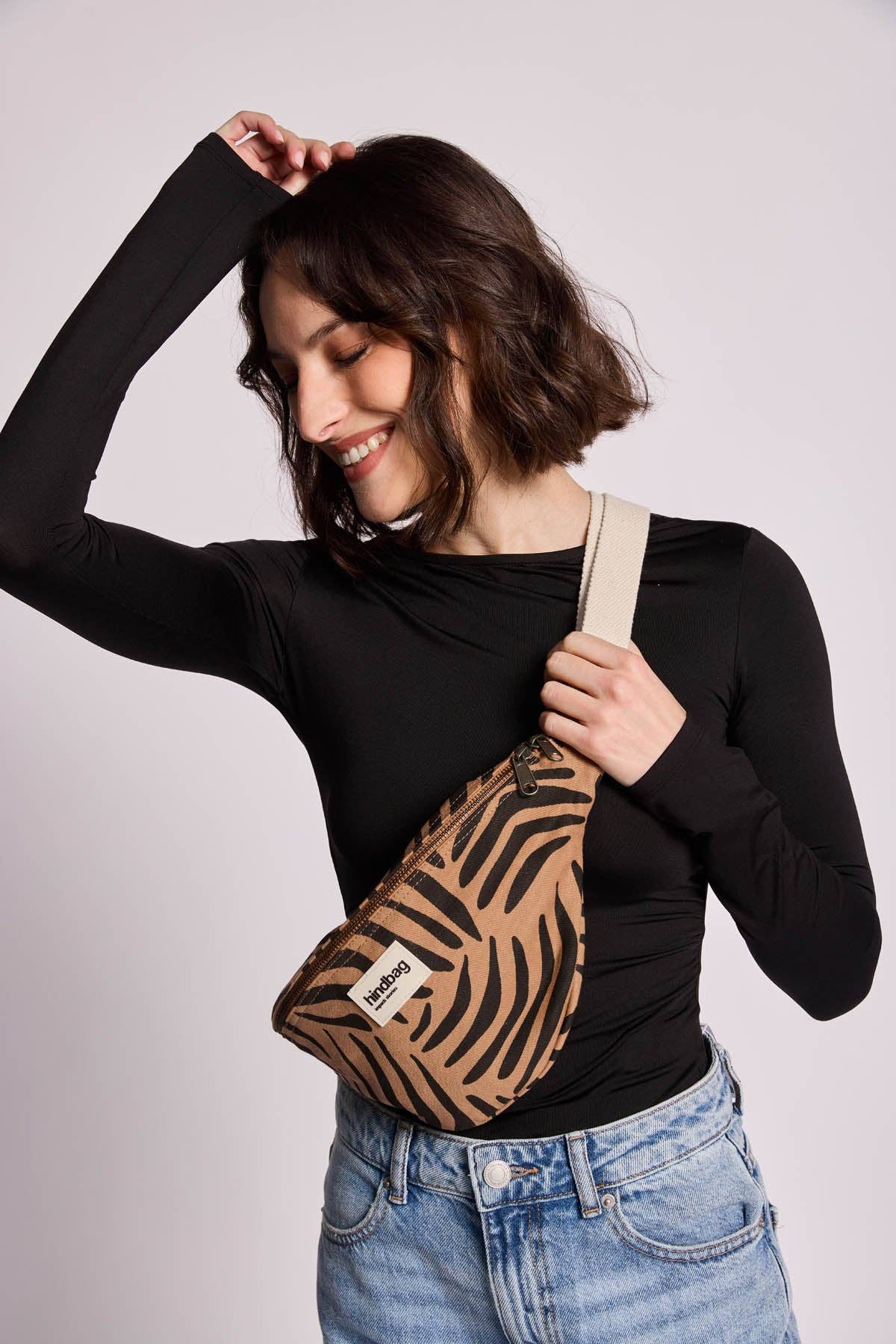 Bauchtasche Olivia von Hindbag im Zimt-Zebra-Print – GOTS Bio-Baumwolle, Doppelreißverschluss, verstellbarer Gurt 56–105 cm
