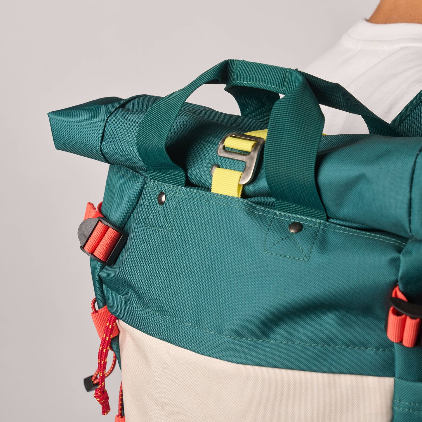 Roll-Top Rucksack aus 100% recyceltem Polyester - Grün und Elfenbein