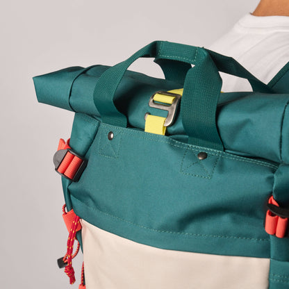 Roll-Top Rucksack aus 100% recyceltem Polyester - Grün und Elfenbein