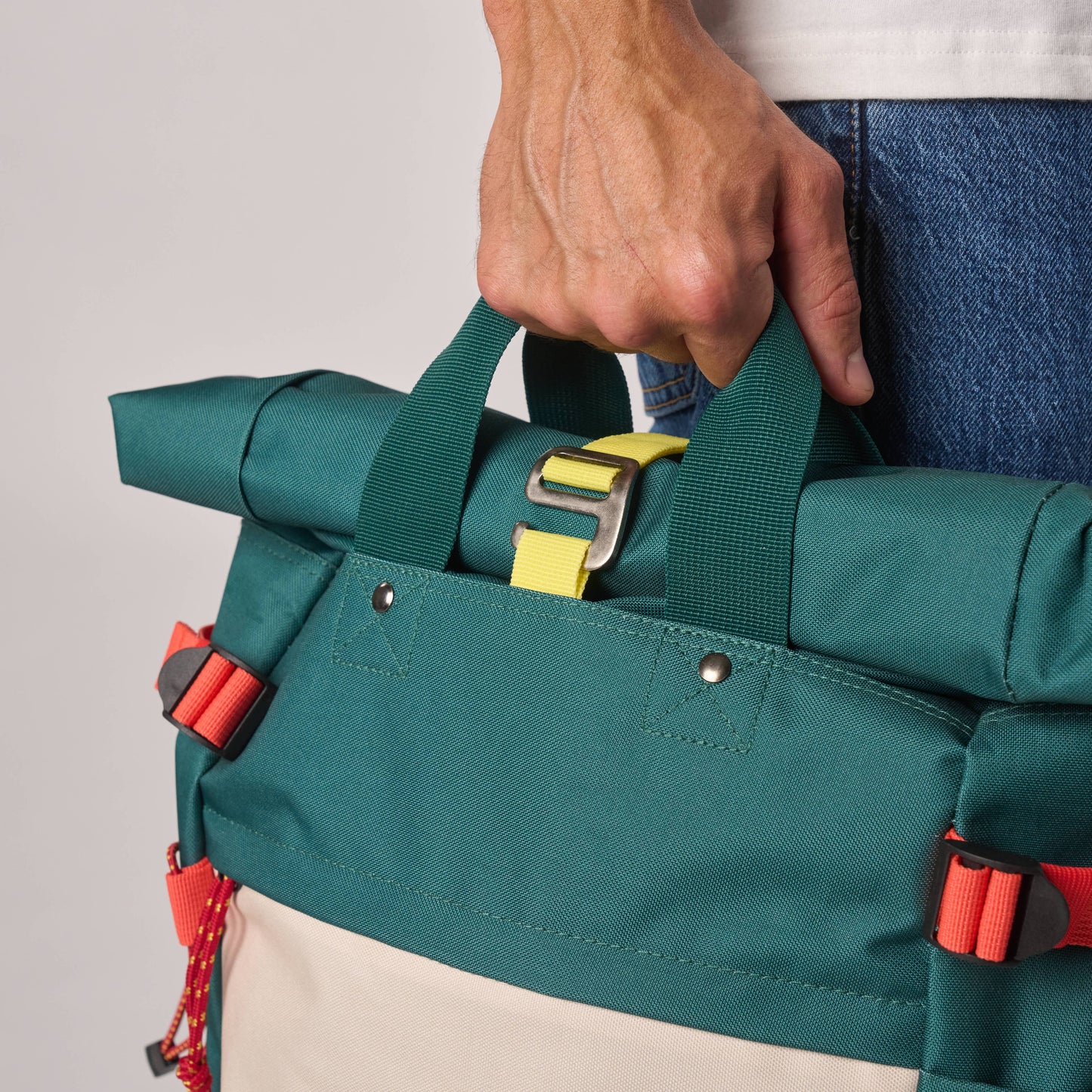 Roll-Top Rucksack aus 100% recyceltem Polyester - Grün und Elfenbein