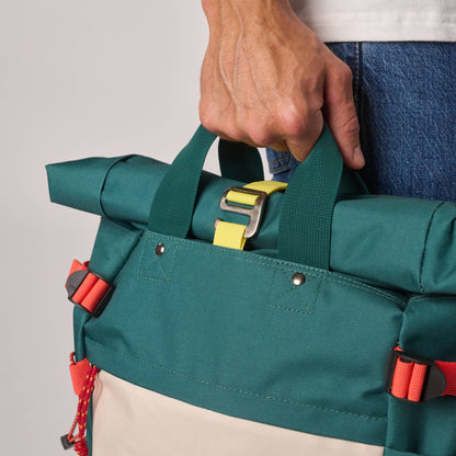 Roll-Top Rucksack aus 100% recyceltem Polyester - Grün und Elfenbein