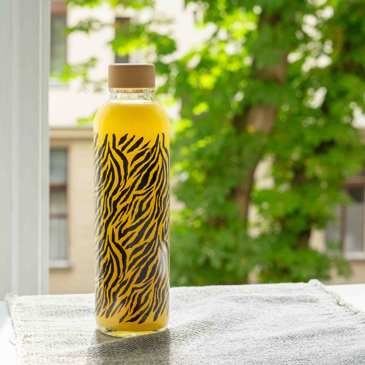 CARRY Bottle STRIPES OF NATURE 0,7 l Glasflasche - spiegelt die chaotische Struktur der Natur wieder