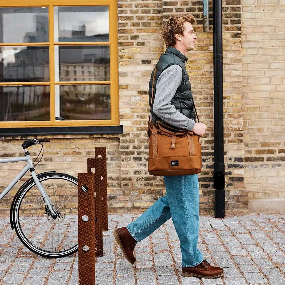 Weathergoods Sweden City Bike Satchel braun – als Schultertasche getragen - HOLE-X