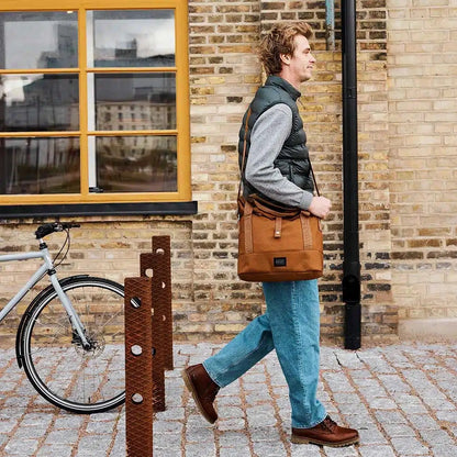 Weathergoods Sweden City Bike Satchel braun – als Schultertasche getragen - HOLE-X