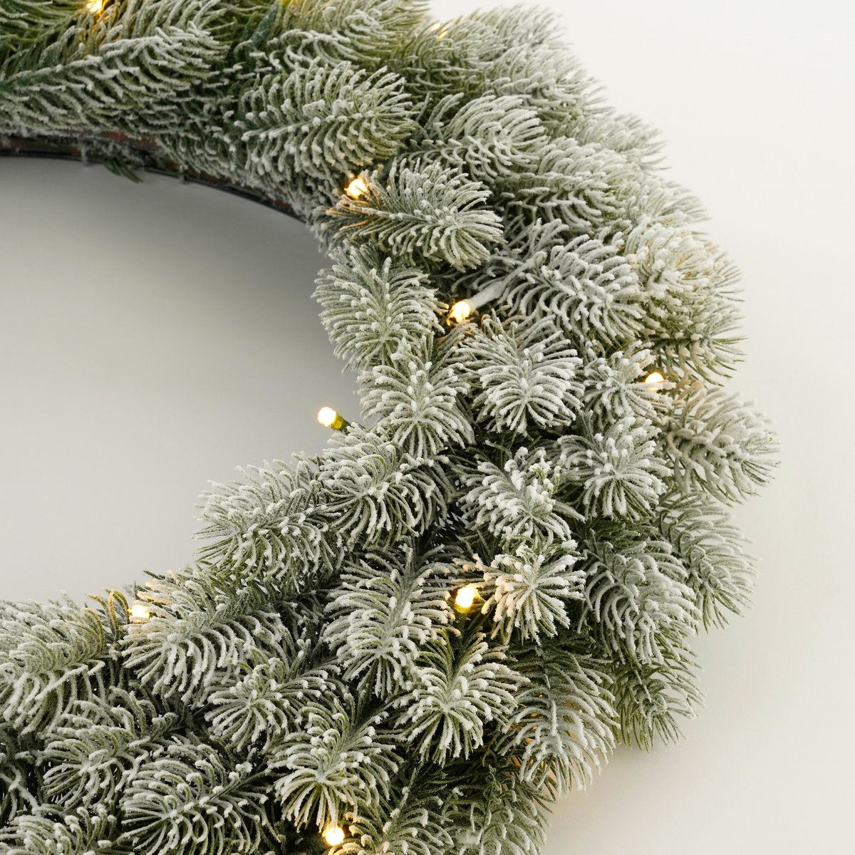 Nigata Weihnachtskranz mit LED-Beleuchtung – Ø60 cm – Grün gefrostet - HOLE-X-WORLD