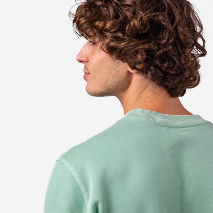 BILLYBELT Unisex-Sweatshirt Wassergrün –  Junger Mann von hinten, Detail Ausschnitt