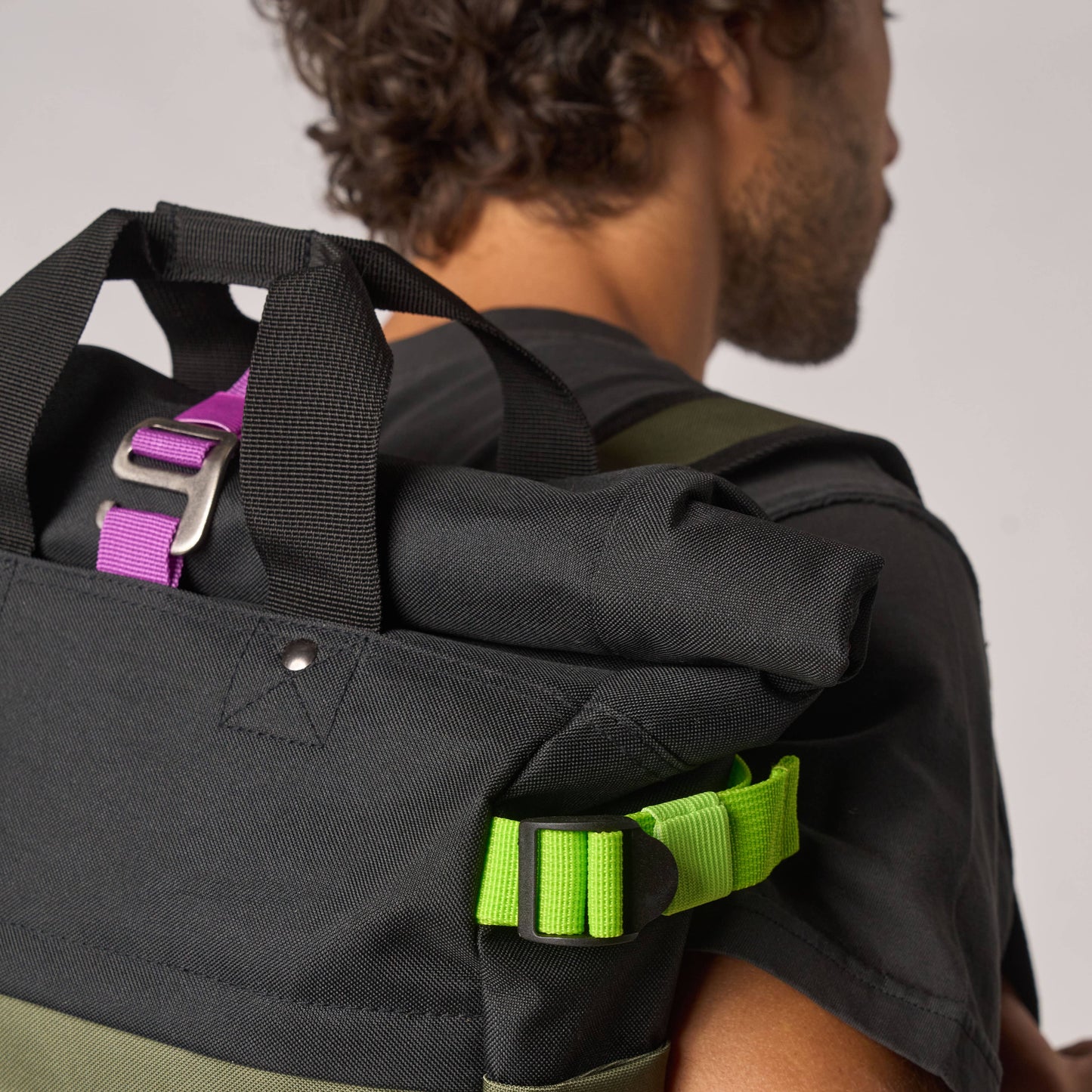 Roll-Top Rucksack aus 100% recyceltem Polyester - Khaki und Schwarz