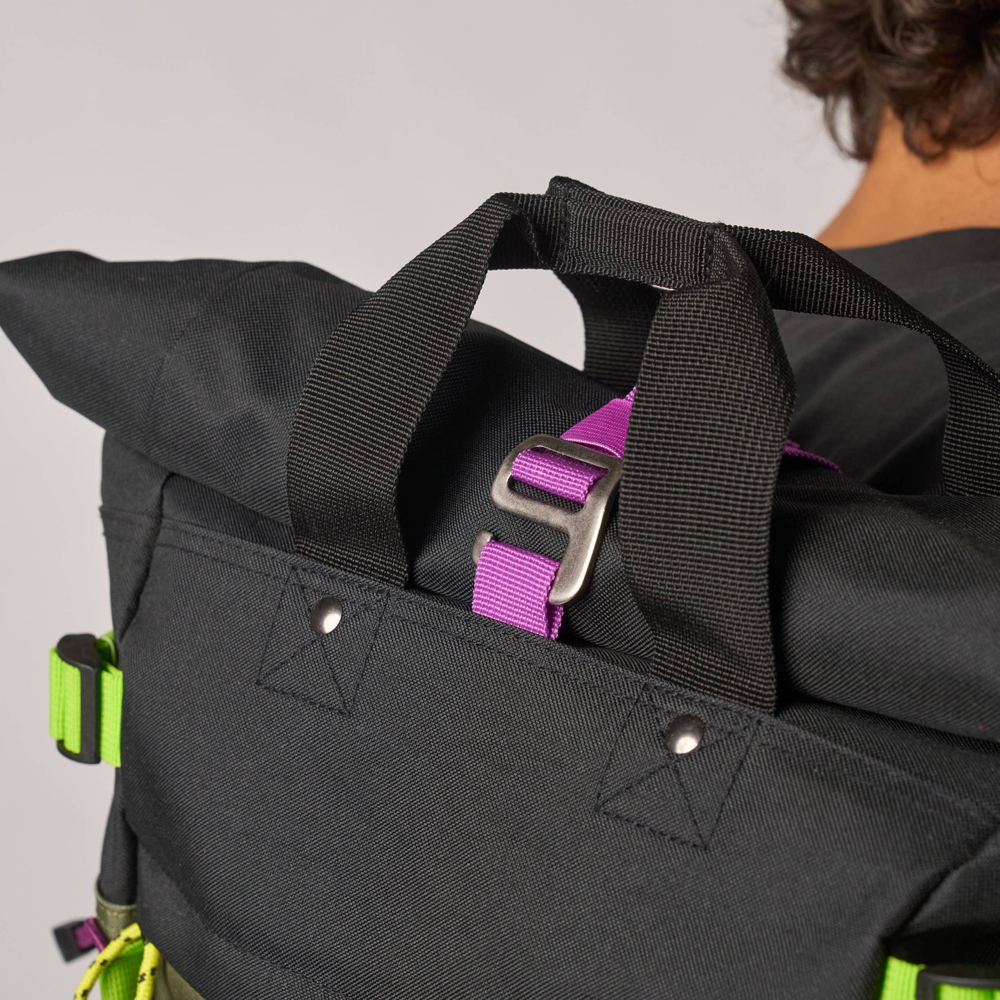Roll-Top Rucksack aus 100% recyceltem Polyester - Khaki und Schwarz