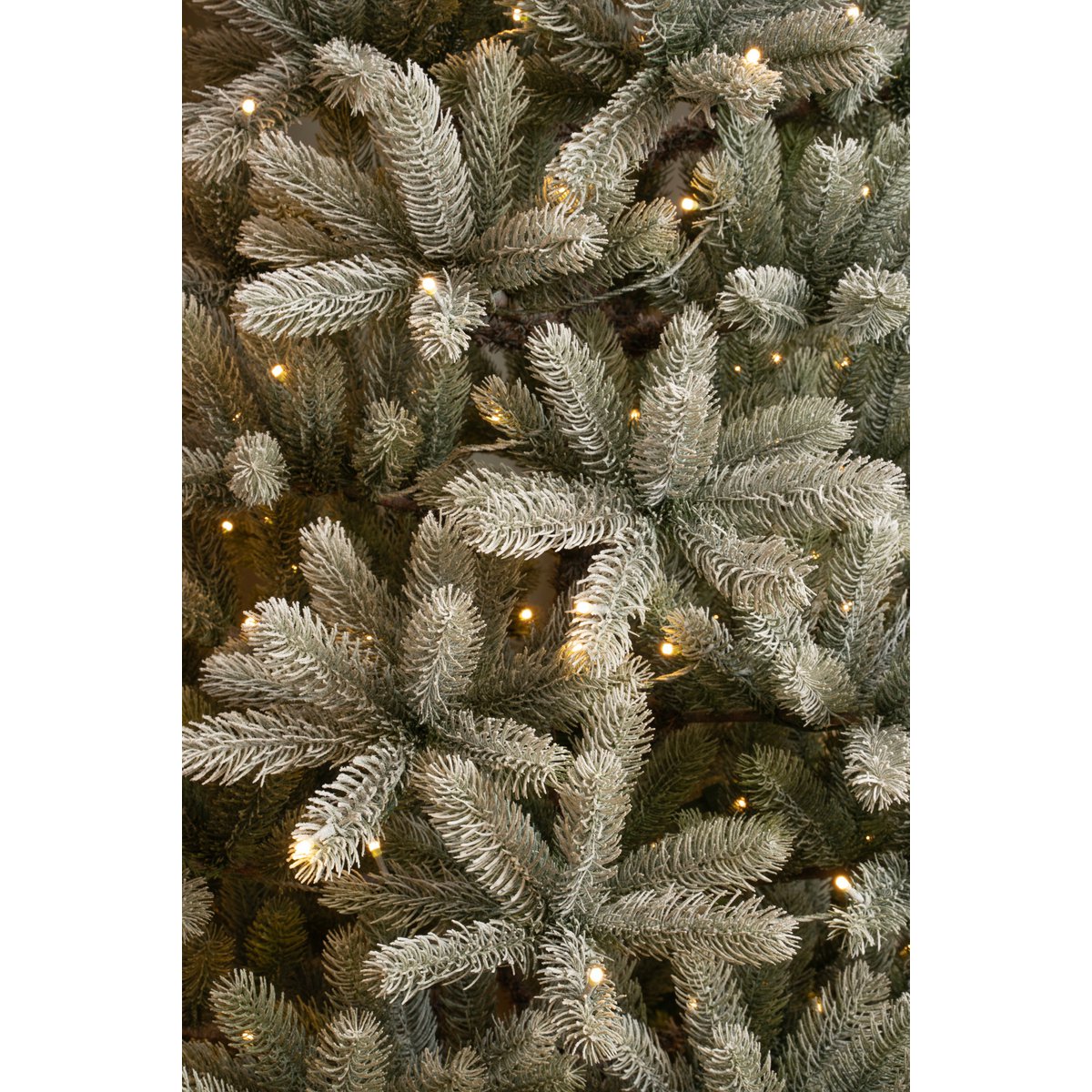 Künstlicher Nagoya-Weihnachtsbaum mit warmweißer LED-Beleuchtung – H210 x Ø115 cm – grün gefrostet - HOLE-X-WORLD