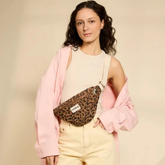 Bauchtasche Olivia von Hindbag im Leoparden-Print Zimt – GOTS Bio-Baumwolle, Doppelreißverschluss, verstellbarer Gurt 56–105 cm