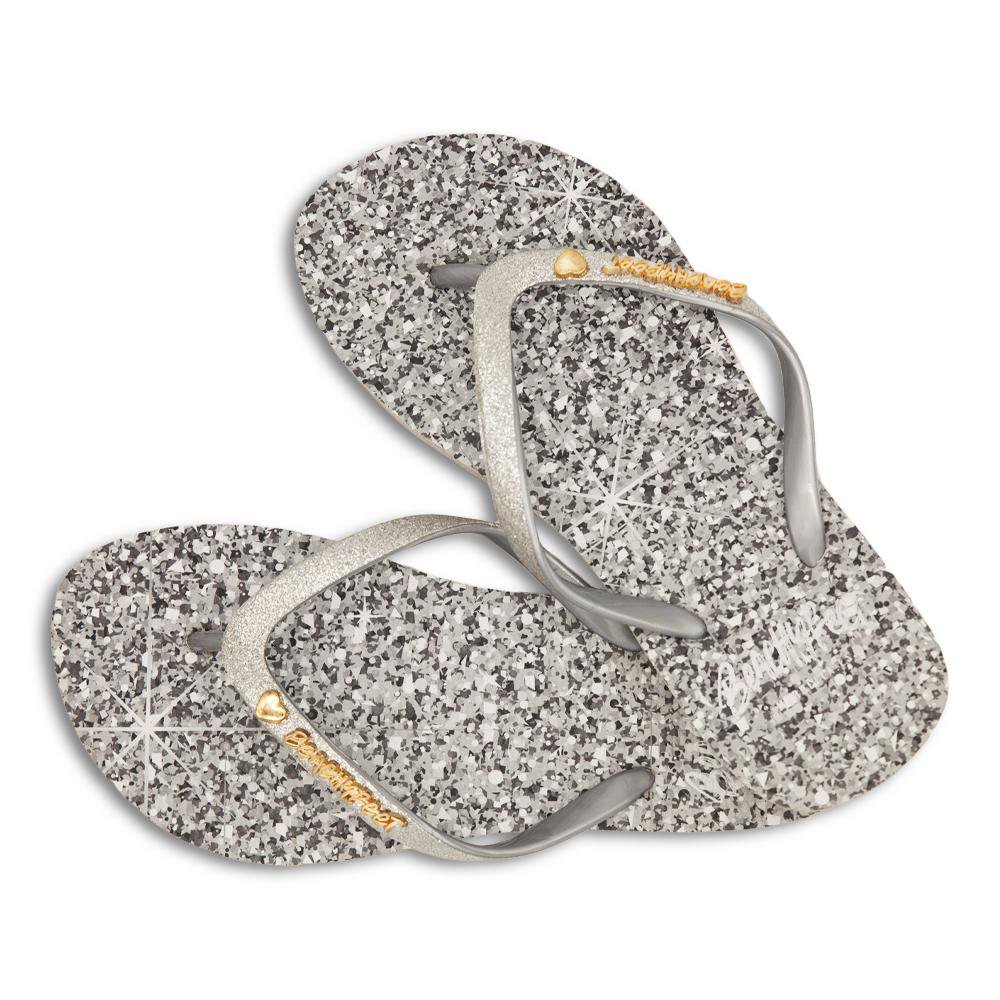 Flip Flops - BeachyFeet – Silberschimmer - stilvolles Design mit silbernem Glitzerdruck.