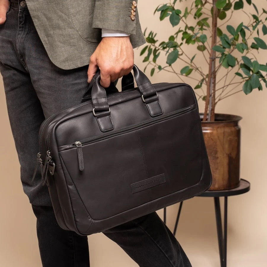 Laptoptasche Seth Schwarz – Mann trägt Tasche am Griff im Business-Look | The Chesterfield Brand