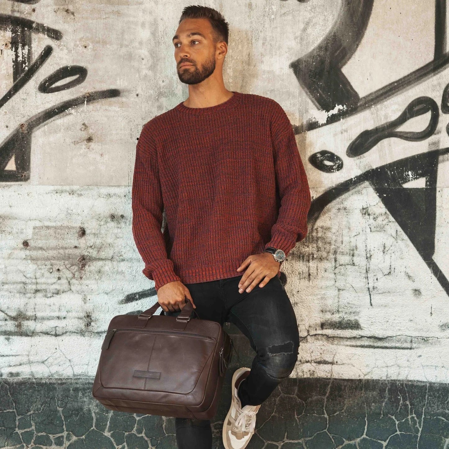 Laptoptasche Seth Braun – Mann trägt Tasche am Griff im Business-Look | The Chesterfield Brand