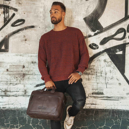 Laptoptasche Seth Braun – Mann trägt Tasche am Griff im Business-Look | The Chesterfield Brand